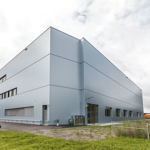 Revestimento de fachada em painéis - MONTALINE® ML 26/200 - MONTANA BAUSYSTEME - em alumínio / liso / de grande formato