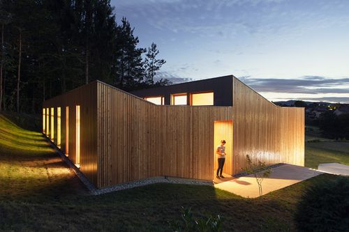Casa pré-fabricada - Riko Hiše - contemporânea / com estrutura em madeira