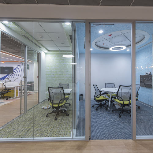 Divisória desmontável - Quartz Central - Apton Partitioning Limited - com vidro / em alumínio / da linha comercial