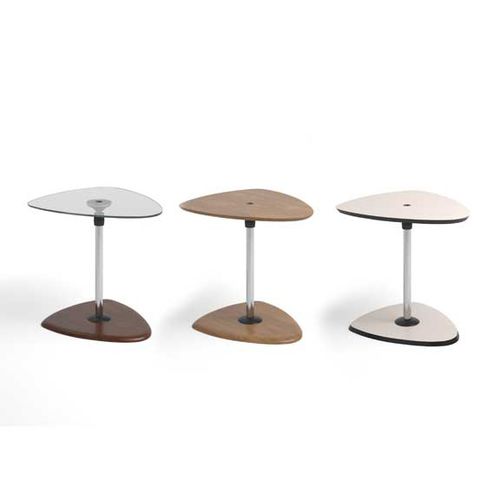 Mesa lateral contemporânea - B - Ekornes - em madeira / em vidro / triangular