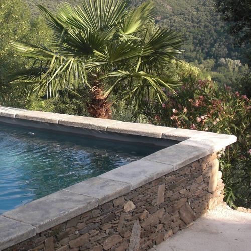 Borda de piscina em concreto - BOURGEOISE - ROUVIERE - de pedra / de canto