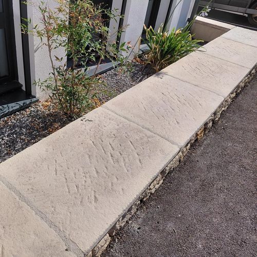 Remate superior de muro em pedra - MAGNANERIE - ROUVIERE - em concreto