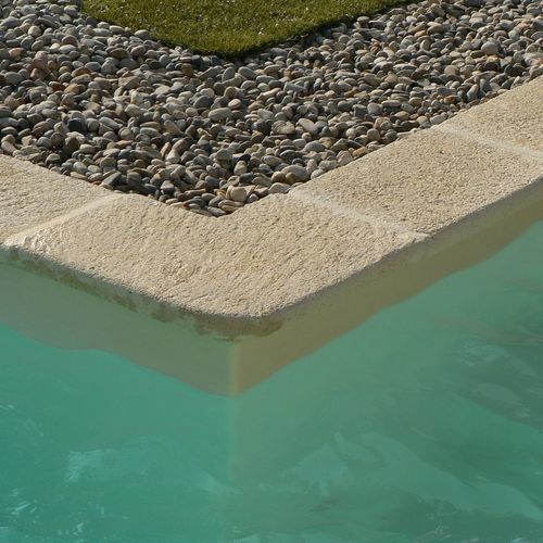 Borda de piscina em pedra - BEAUCAIRE - ROUVIERE - de canto / curva