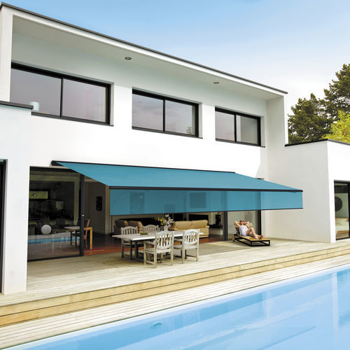 Toldo reto com semi-box - OCÉANIA - SOLISO EUROPE - motorizado / da linha comercial / para pátio