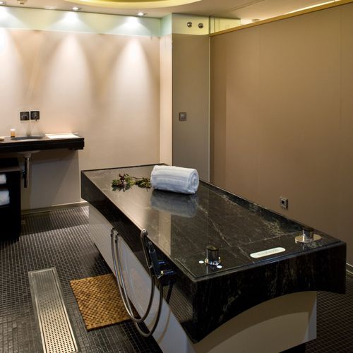 Mesa de massagem elétrica - Freixanet Wellness - hidráulica / por via úmida / da linha comercial