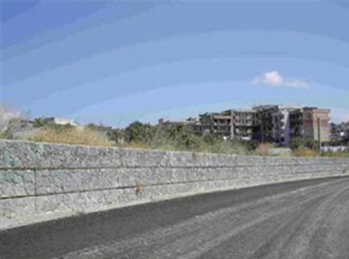 Muro de contenção em concreto armado - Samer S.p.A. - pré-fabricado / acabamento em pedra