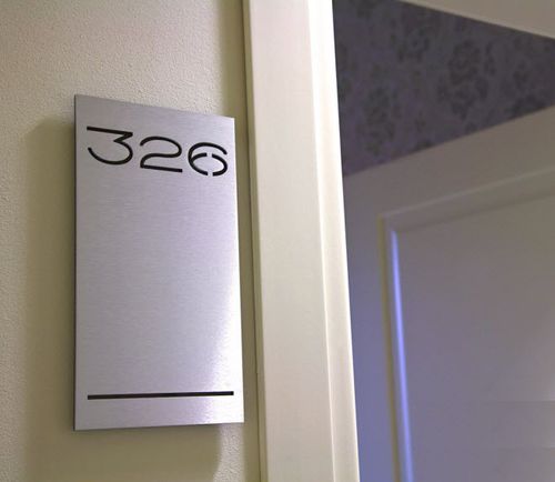 Placa de identificação de parede - SAV - APIR SRL - em acrílico / em alumínio / em latão