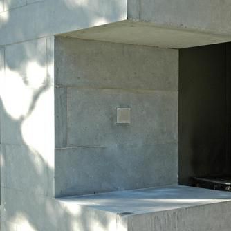 Placa de revestimento aparente em pedra - SCOURED - Carrières du Hainaut - para ambiente externo / lisa / cinza
