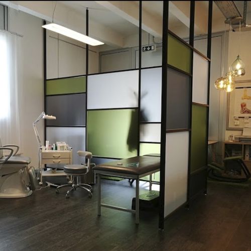 Separador de estações de trabalho de piso - INUNO CIELO-TERRA - STUDIO T - de fixação no teto / em alumínio anodizado / de metacrilato