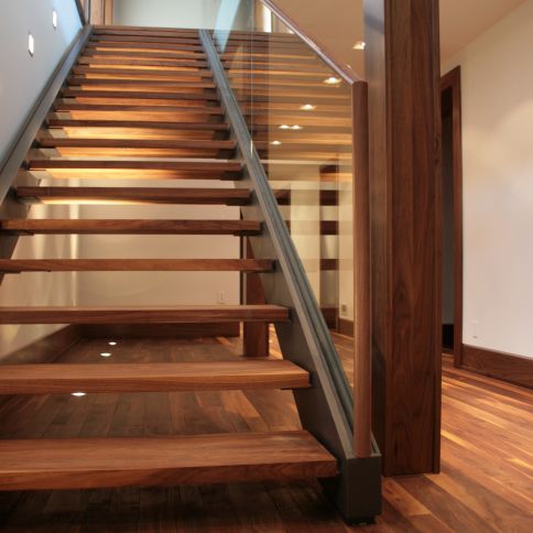Escada reta - MAJESTIK 2240-1 - BATTIG DESIGN - com degraus em madeira / com estrutura em aço / contemporânea