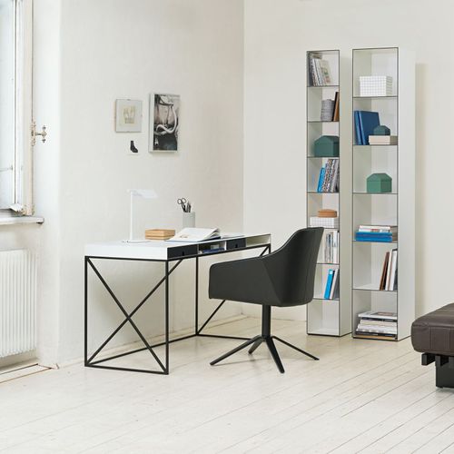 Mesa secretária contemporânea - 54 - Wogg - em aço / em laminado melamínico / com compartimento de arrumação