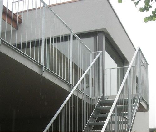 Escada reta - KELLER TREPPENBAU AG - com degraus em metal / com estrutura metálica / para estabelecimento do setor terciário