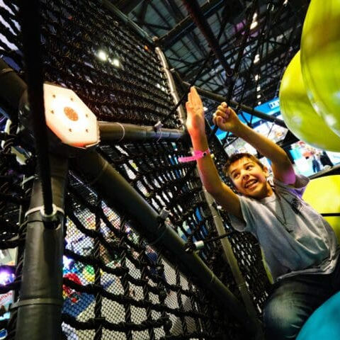 Circuito de obstáculos interativo - HIVE CHALLENGE  - Soft Play LLC - em zigue-zague / com rampa de escalada / em aço