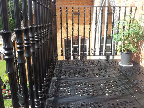 Sacada com barras - VICTORIAN WITH VICTORIAN BALUSTERS - British Spirals & Castings - em alumínio