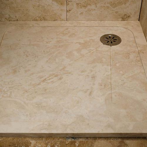 Piso de box retangular - TK - PIETRE DI RAPOLANO PDR SRL - de sobrepor / em mármore travertino / com canal de escoamento