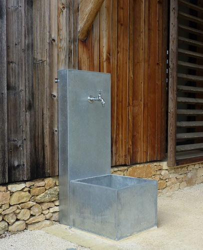 Fonte de jardim -  FONTAINE DE VILLE - Tonton Zingueur - em zinco / em zinco-titânio / contemporânea