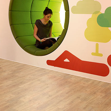 Revestimento de piso vinílico - EXPONA CONTROL PUR - Polyflor - para área úmida / para o setor terciário / em réguas
