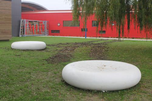 Banco para espaço público de design orgânico - LANDSCAPES : STONE B XL - A Amop Synergies - em concreto