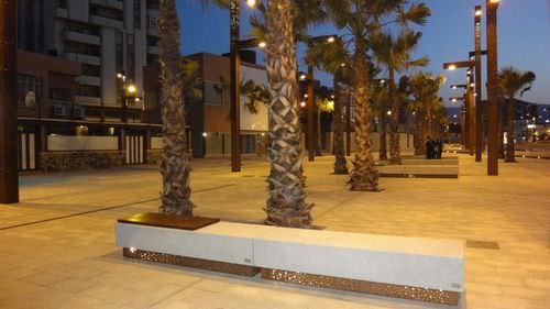 Banco para espaço público contemporâneo - SOLTAS : ALGECIRAS W - A Amop Synergies - em madeira / em aço Corten / em concreto