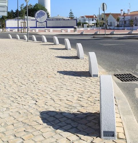 Balizador para impedir estacionamento - MIA : TUBARÃO - A Amop Synergies - em concreto