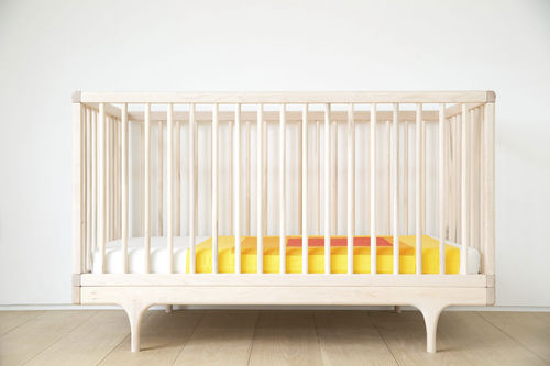 Cama de bebê contemporânea - CARAVAN - Kalon Studio - em madeira