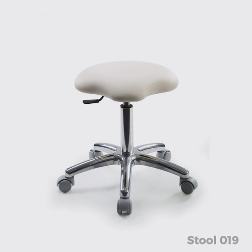Banqueta de trabalho com base metálica - 019 - Lemi BEAUTY & SPA - com rodízios / estofada / giratória