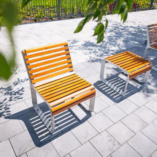 Cadeira contemporânea - PORTIQOA - mmcité street furniture - para ambiente externo / em madeira de lei / em acácia
