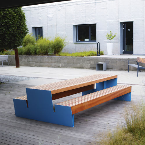 Mesa de piquenique contemporânea - BLOCQ - mmcité street furniture - em madeira de lei / em pinho / com base em aço galvanizado