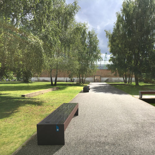 Banco para espaço público contemporâneo - BLOCQ SOLAR - mmcité street furniture - em madeira / em aço galvanizado / em vidro
