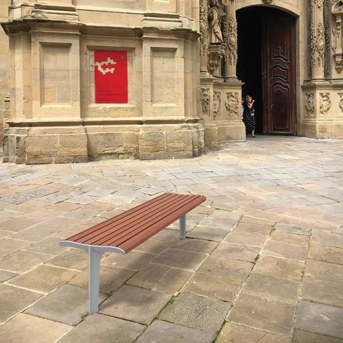 Banco para espaço público contemporâneo - EMAU SOLO - mmcité street furniture - em madeira de lei / em acácia / em aço galvanizado