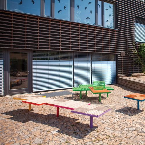 Banco para espaço público contemporâneo - PIXEL - mmcité street furniture - em madeira de lei / em acácia / em aço galvanizado