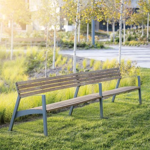 Banco para espaço público contemporâneo - VERA - mmcité street furniture - em madeira de lei / em pinho / em aço galvanizado