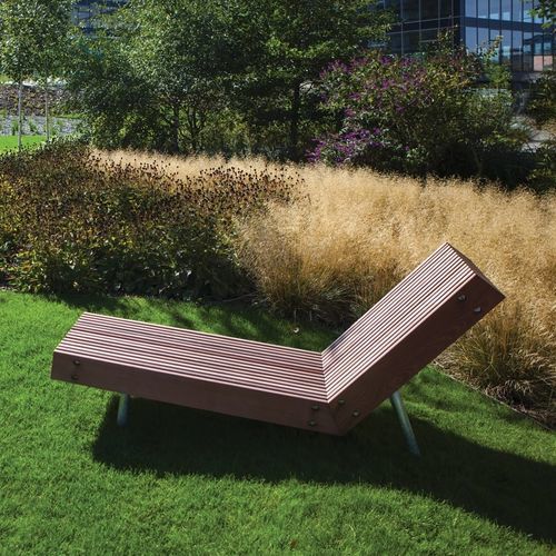 Chaise longue contemporânea - WOODY - mmcité street furniture - em madeira de lei / em pinho / em pinho