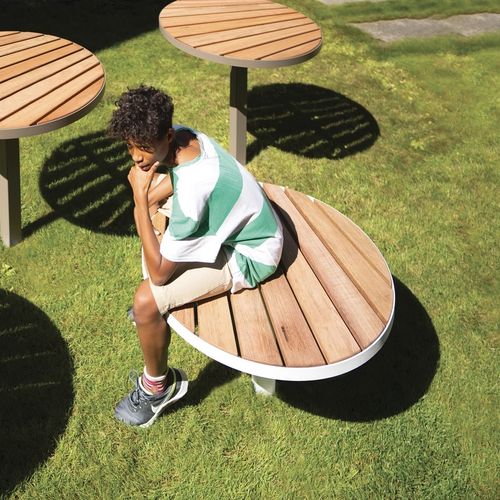 Banqueta contemporânea - LAGO - mmcité street furniture - em madeira de lei / com base em aço galvanizado / com pé central