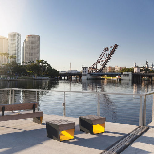 Banqueta contemporânea - BLOCQ - mmcité street furniture - em pinho / em madeira de lei / com base em aço galvanizado