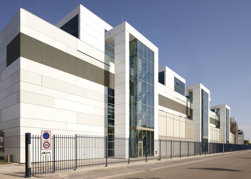 Painel sanduíche para revestimento de fachada - EURAMAX COATED PRODUCTS - face em alumínio / núcleo colmeia