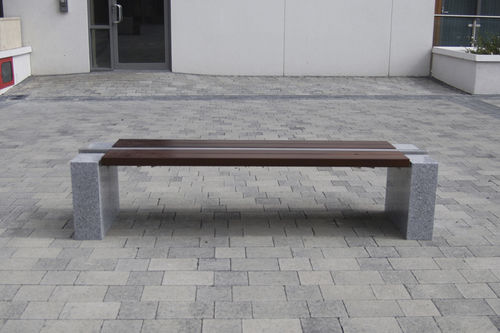 Banco para espaço público contemporâneo - S83 - Omos Ltd. - em aço inoxidável / em granito / em iroko