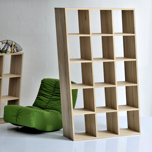 Estante para separação de ambientes - PISA - vitamin design - contemporânea / em carvalho / em madeira maciça