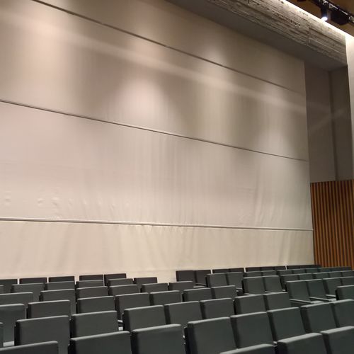 Separador de estações de trabalho de fixação no teto - FLEXIWALL DIVISORIO PER AUDITORIUM - Solaris Tende srl - em tecido acústico / em tecido antichama / insonorizado