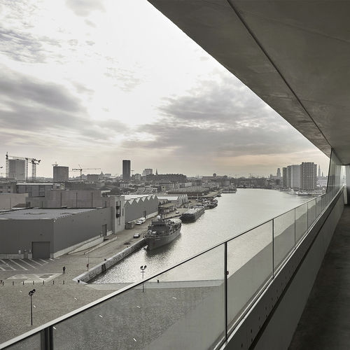 Guarda-corpo metálico - HAVENHUIS, ANTWERPEN - EeStairs - com painéis de vidro / para ambiente externo / para ambiente interno