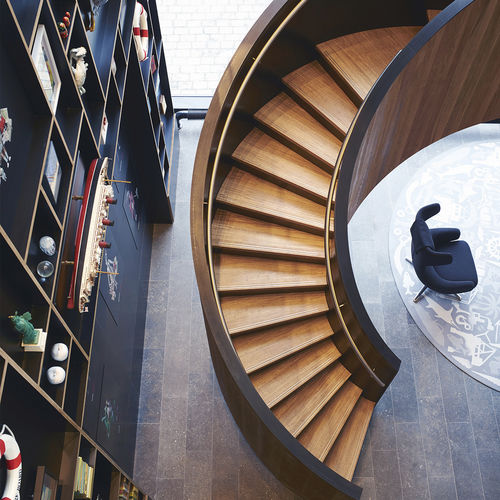 Escada de gama alta - CITIZENM, ROTTERDAM - EeStairs - helicoidal / com degraus em madeira / com estrutura em madeira