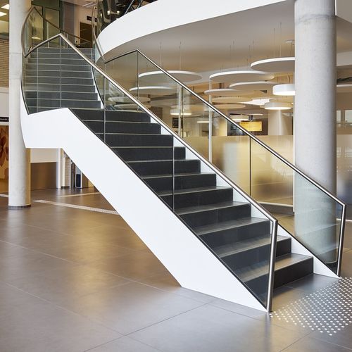 Escada de gama alta - UZ GENT ATRIA POLIKLINIEK - EeStairs - curva / com degraus em concreto / com estrutura em aço laqueado