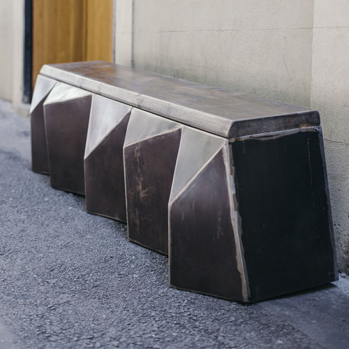 Banco de design original - BRUTALIST - ICI ET LA - em madeira maciça / em aço / sob medida