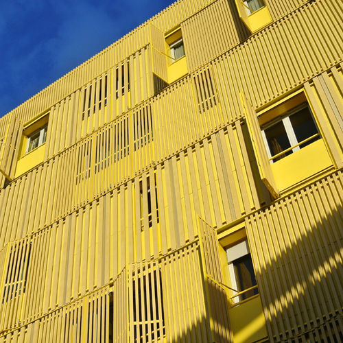 Revestimento de fachada em réguas - Brise soleil - Via Composites - em compósito / texturizado