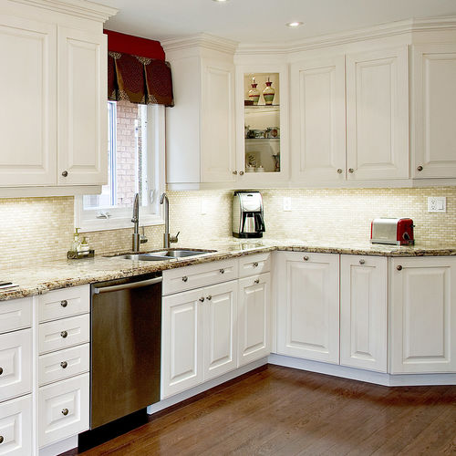 Cozinha clássica - WINDSOR  - AYA kitchens - em madeira pintada / com ilha / em L