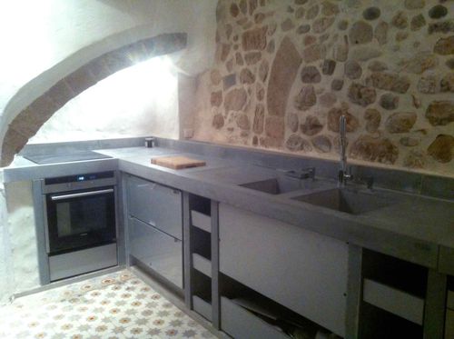 Cozinha contemporânea - EPAISSEUR 10 - BALIAN BETON Atelier - em concreto BFUHP Ductal© / em aço / com pegas