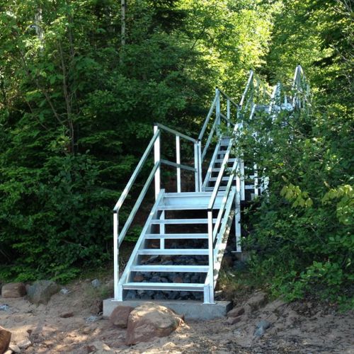 Escada reta - HILLSIDE & BEACH - Upside Innovations - com degraus em metal / com estrutura metálica / para ambiente externo
