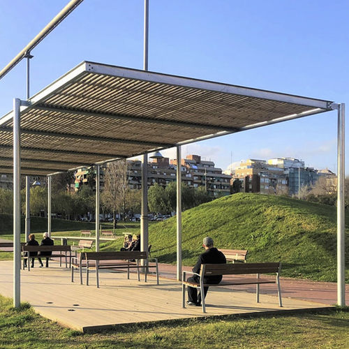 Pérgola para fixação ao piso - Habana - URBADIS Microarquitectura - em aço galvanizado / com lâminas quebra-sol / com cobertura de madeira