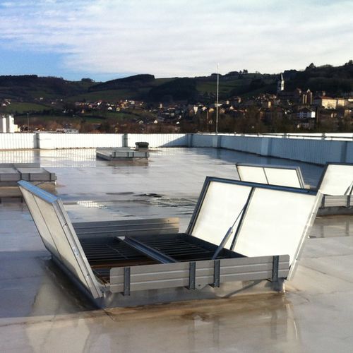 Janela para extração natural de fumaça em alumínio - ECOFEU DV 110 - Kingspan Light + Air - com exaustor de fumaça e calor
