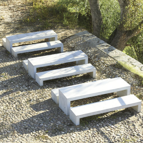 Conjunto de mesa e bancos contemporâneo - BALAR&Eacute;S - LARUS DESIGN - em concreto / para jardim / de jardim